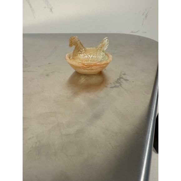 Amber swirl hen on nest salt cellar - Picture 1 of 2